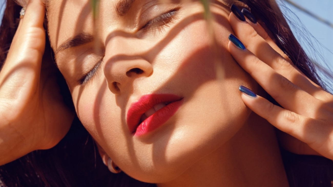 beautiful-girl-near-palm-tree-UYV7JX8-1600x900