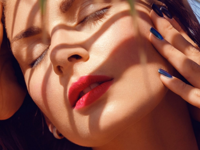 beautiful-girl-near-palm-tree-UYV7JX8-1600x900