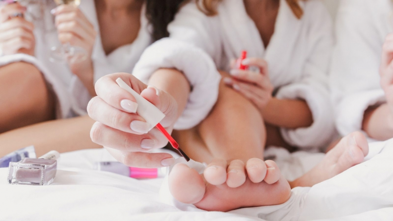 blurry-image-of-caucasian-three-women-20s-wearing-GBLDHNP-1600x900
