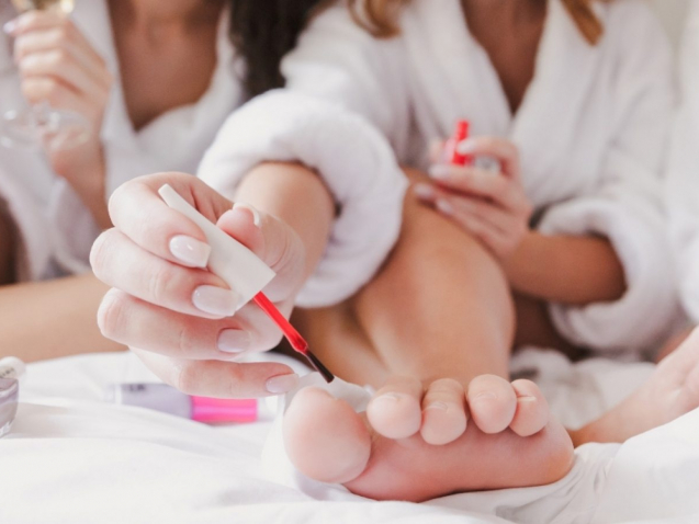 blurry-image-of-caucasian-three-women-20s-wearing-GBLDHNP-1600x900