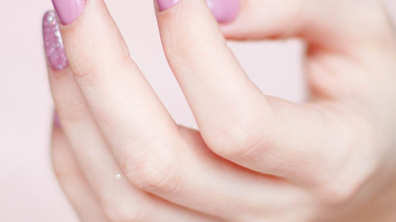 care-clean-close-up-939835-1600x900