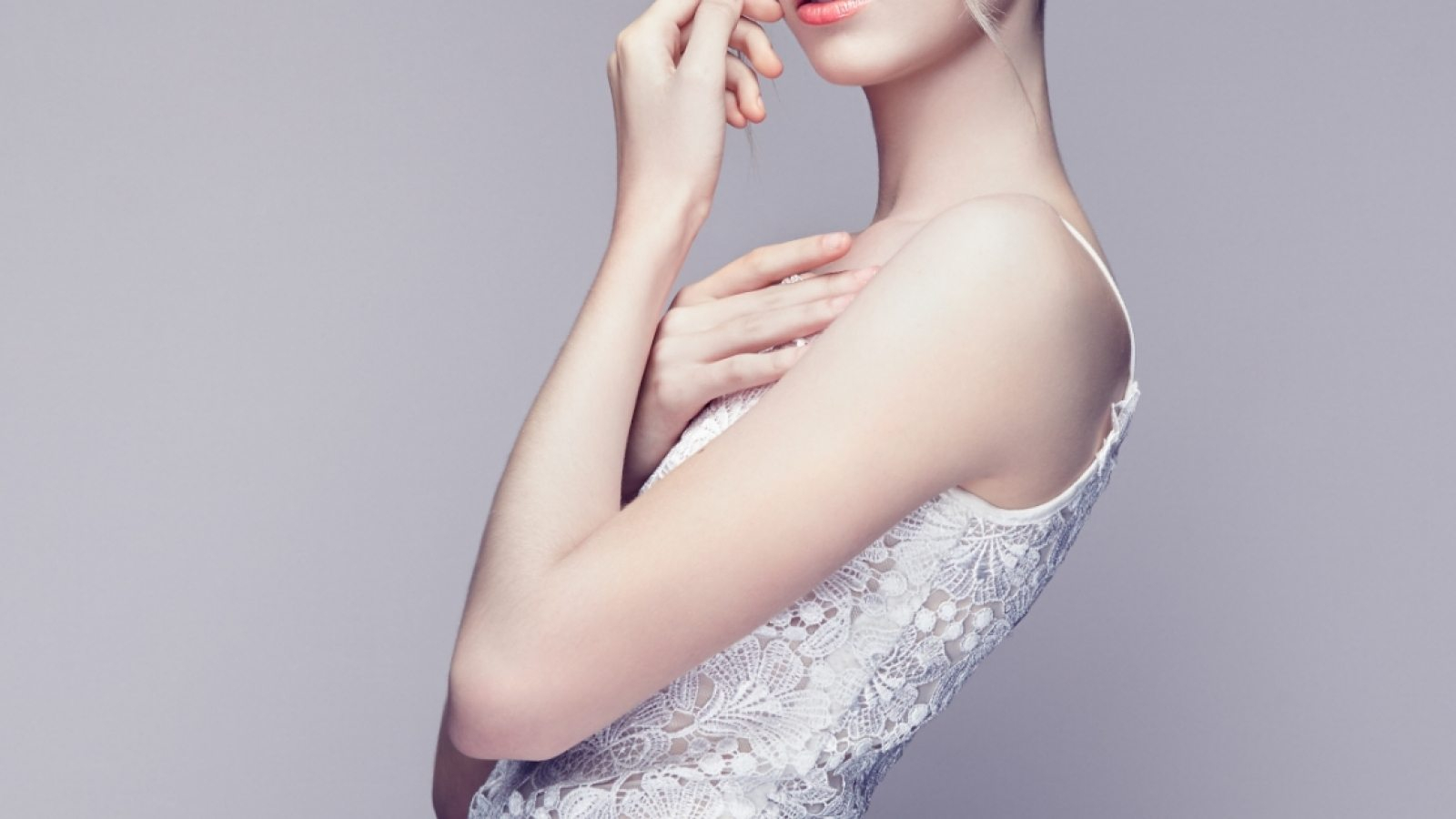 fashion-portrait-of-beautiful-young-woman-with-PWDB8UR-1600x900