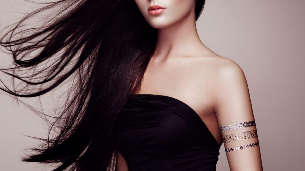 fashion-portrait-of-elegant-woman-with-PRWMEEU-1600x900