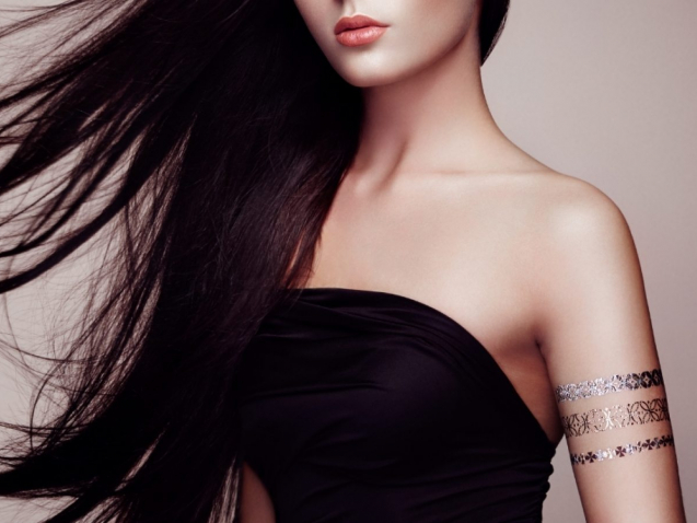 fashion-portrait-of-elegant-woman-with-PRWMEEU-1600x900