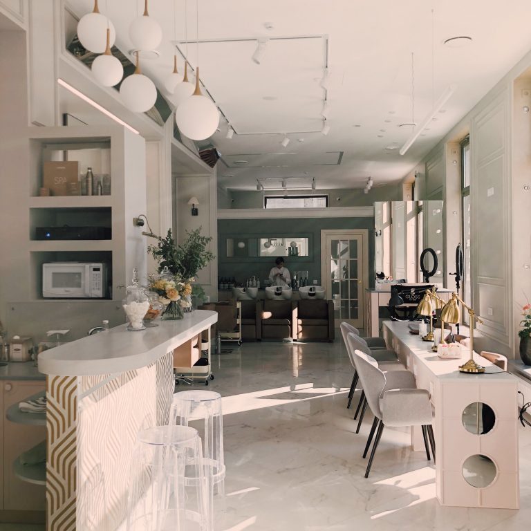 apartment-beauty-salon-ceiling-1029803-768x768