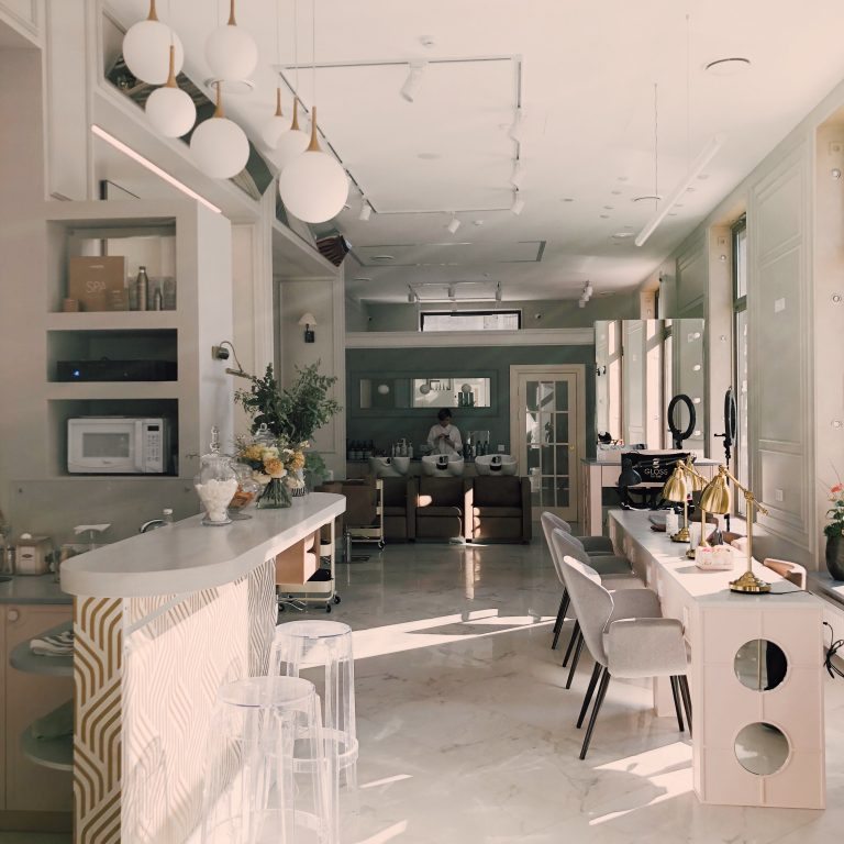 apartment-beauty-salon-ceiling-1029803-768x768